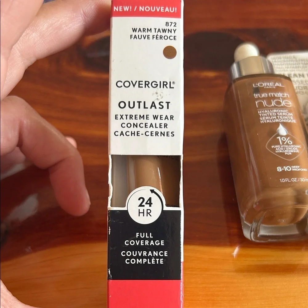 COVERGIRL Outlast Extreme Wear Concealer and Pressed Powder Set